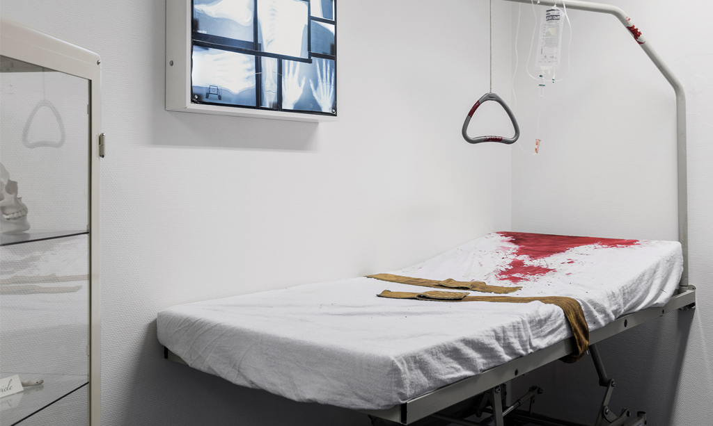 Escape Room Crazy Doctor: Are you the next patient?